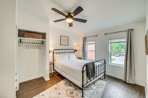 2 bedrooms, iron/ironing board, travel cot, WiFi - Chic Lancaster Vacation Rental, Walkable Location! (Lancaster)