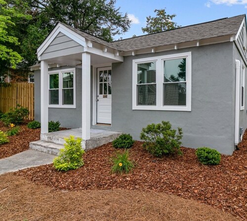 Updated, Fenced, Pet Friendly Downtown Cottage