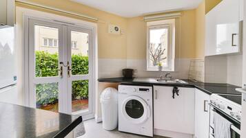 House | Private kitchen | Fridge, microwave, oven, stovetop