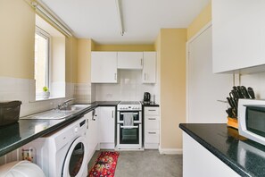 House | Private kitchen | Fridge, microwave, oven, stovetop - Supurb Apartment in Canada Water - Free Parking (London)