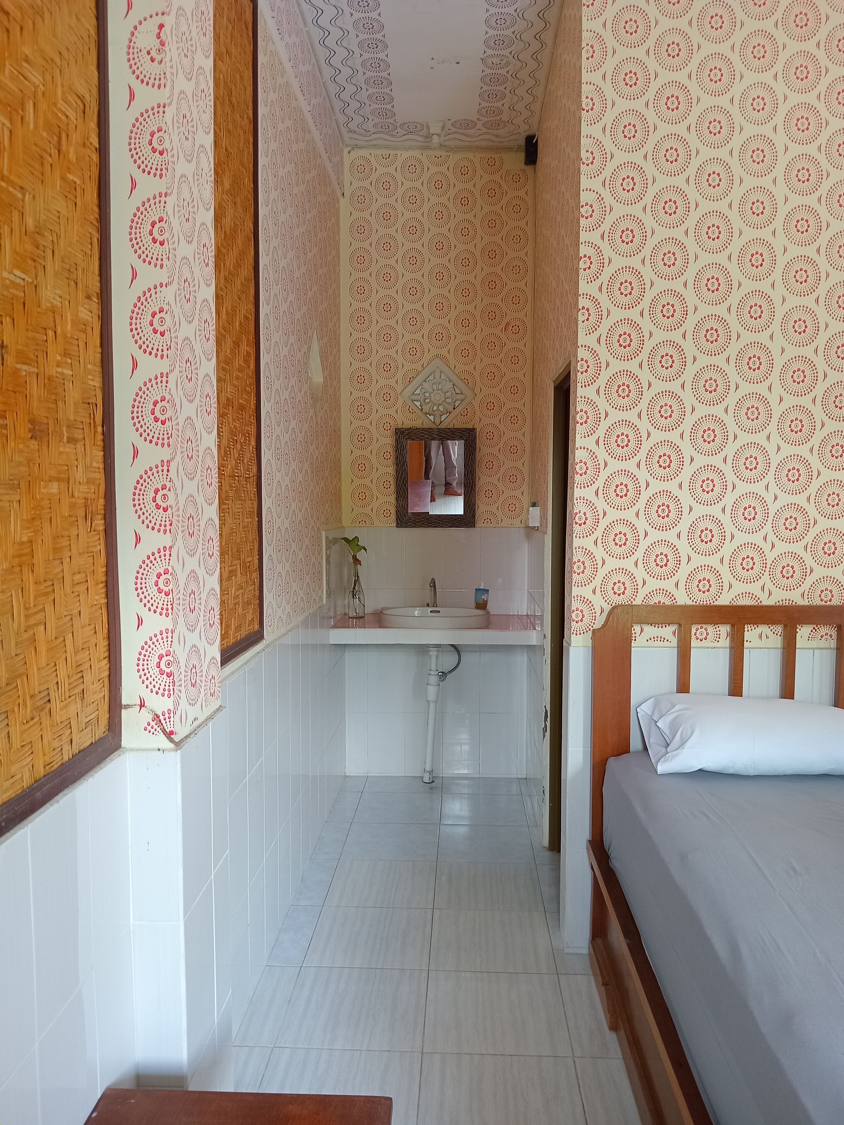 Une salle de bain avec un lavabo, un miroir et des toilettes.