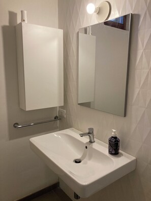 Sèche-cheveux, bidet, serviettes fournies, savon