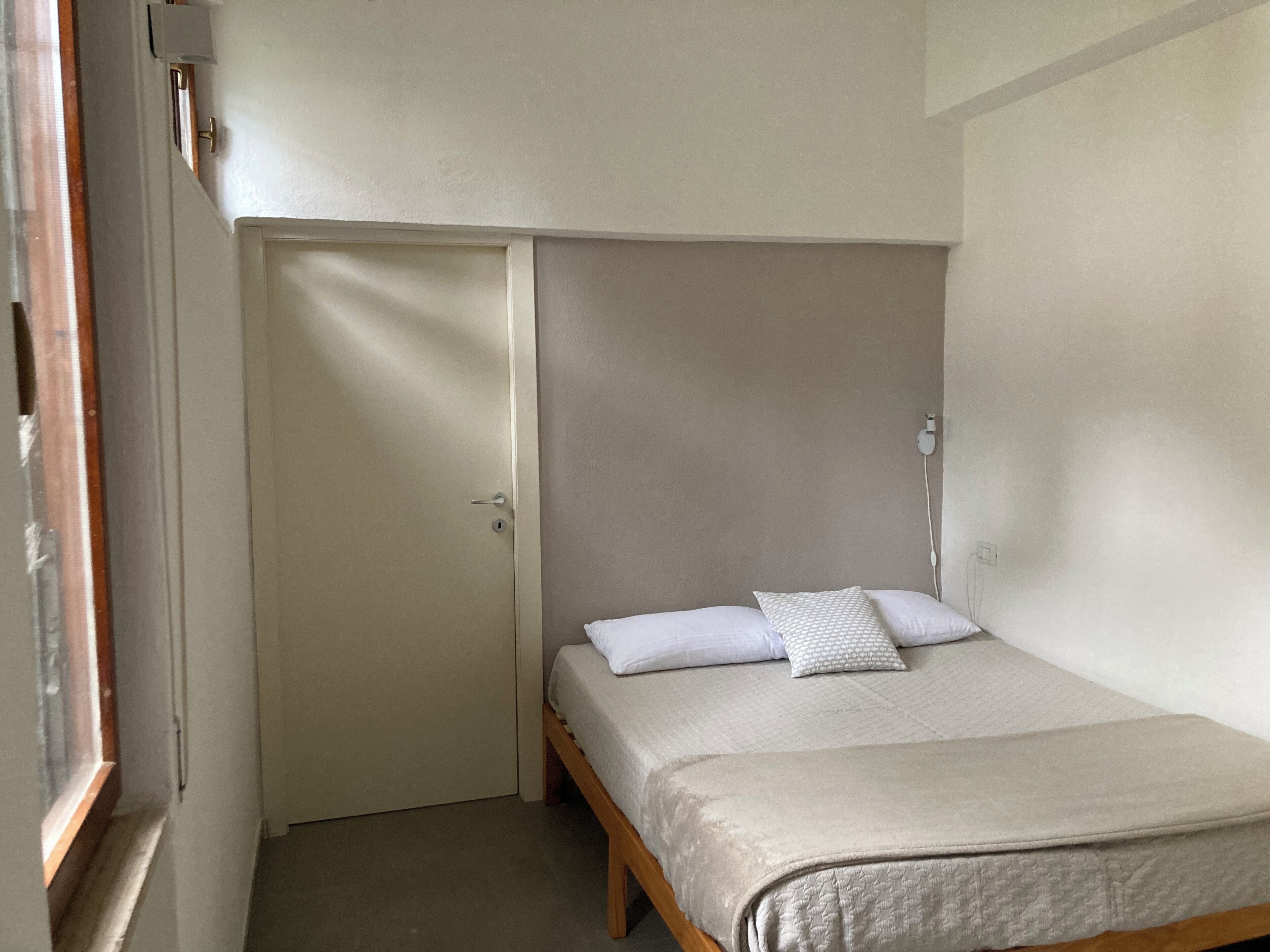 1 camera, ferro/asse da stiro, culla da viaggio, lenzuola