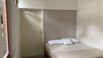 1 camera, ferro/asse da stiro, culla da viaggio, lenzuola