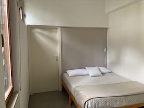 1 chambre, fer et planche à repasser, lit parapluie, draps fournis