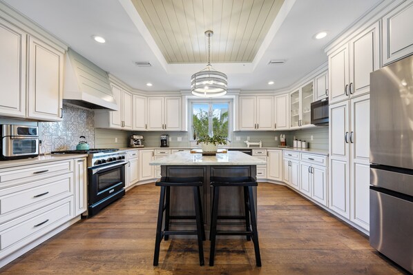 冷蔵庫、電子レンジ、オーブン、コンロ