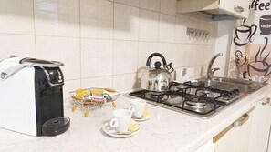 Fridge, microwave, stovetop, coffee/tea maker - Alicetta Apartment by Ca-Sa Check (Chioggia)