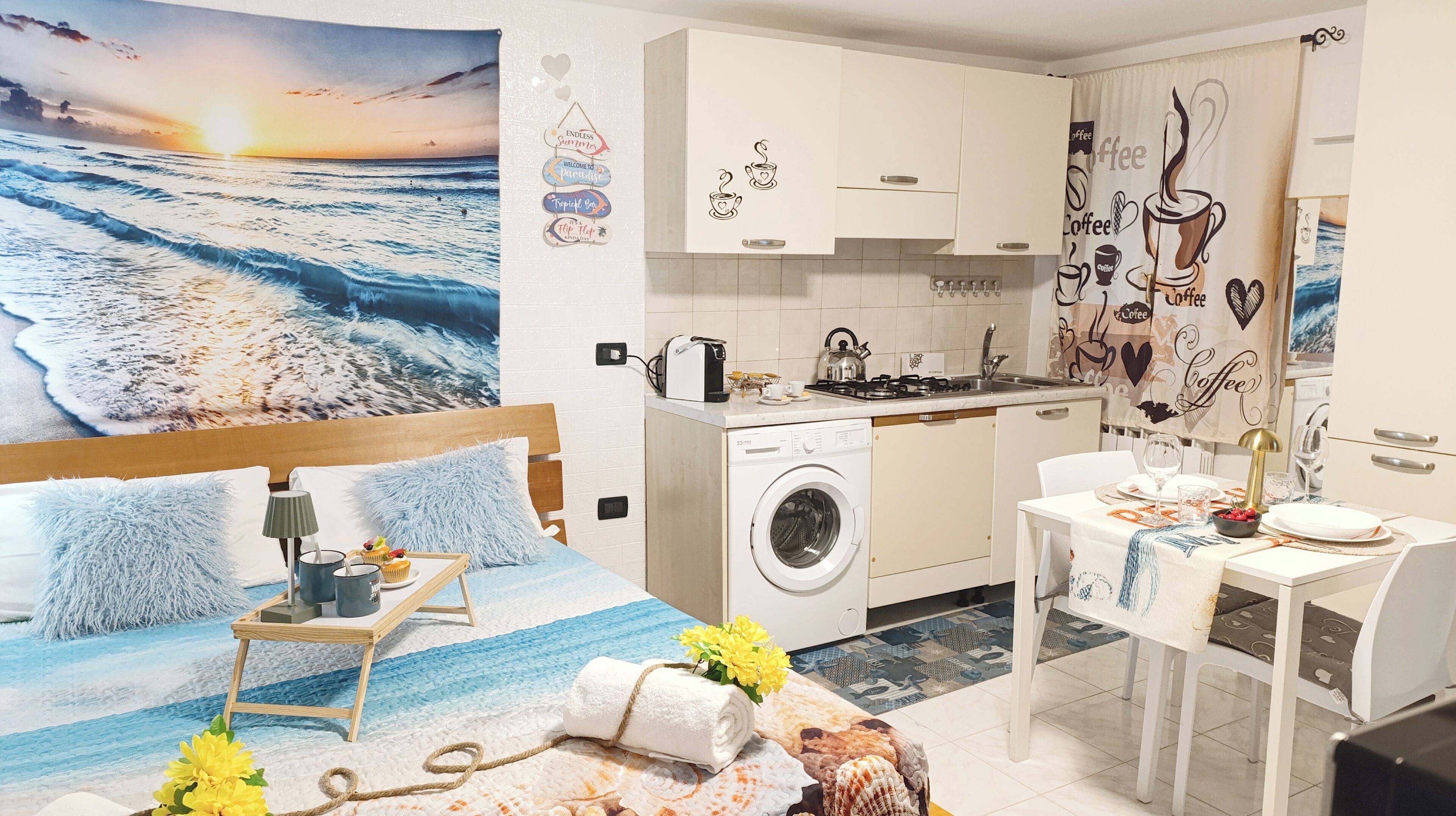 Kühlschrank, Mikrowelle, Herdplatte, Wasserkocher mit Kaffee-/Teezubehör