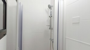 Een douche, een haardroger, handdoeken