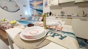 Réfrigérateur, micro-ondes, plaque de cuisson, cafetière/bouilloire