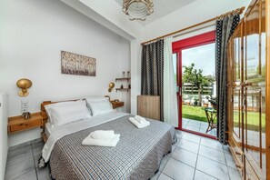 2 bedrooms, desk, iron/ironing board, travel cot - Mades Gogos house in Lygaria 3 min walk from the beach (Lygaria)