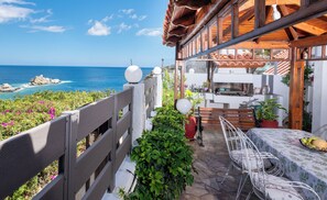 Outdoor dining - Mades Gogos house in Lygaria 3 min walk from the beach (Lygaria)