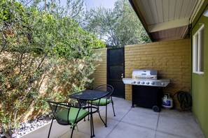 Outdoor dining - #2 Studio (PSP ID#4044) 2-night minimum, Historical Mid-Century Studio Apartment (Palm Springs)