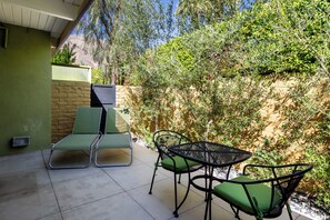 Outdoor dining - #2 Studio (PSP ID#4044) 2-night minimum, Historical Mid-Century Studio Apartment (Palm Springs)