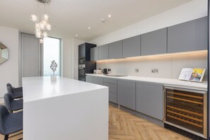 Apartamento luxo, 3 quartos, vista para a cidade | Cozinha privada | Geladeira, micro-ondas, fogão, cooktop