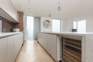 Comfort-Apartment, 2 Schlafzimmer, Stadtblick | Eigene Küche | Kühlschrank, Mikrowelle, Ofen, Herdplatte