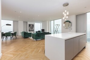 Deluxe-Apartment, 3 Schlafzimmer, Stadtblick | Eigene Küche | Kühlschrank, Mikrowelle, Ofen, Herdplatte