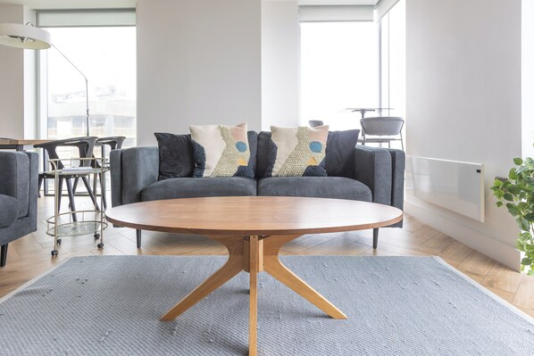 Apartamento família, 3 quartos, vista para a cidade | Área de estar | Smart TV 32 polegadas com canais digitais