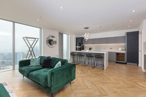 Apartamento luxo, 3 quartos, vista para a cidade | Área de estar | Smart TV 32 polegadas com canais digitais