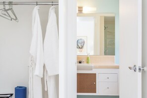 Hair dryer, towels - #3 Studio (PSP ID#4046)2-night minimum (Palm Springs)