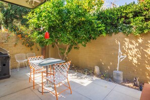 Outdoor dining - #4 Studio (PSP ID#4047) 2-night minimum (Palm Springs)