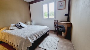 4 habitaciones, tabla de planchar con plancha, wifi y ropa de cama 