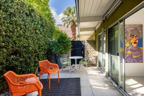 Outdoor dining - #6 Studio (PSP ID#4043) 2-night minimum (Palm Springs)