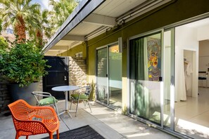 Outdoor dining - #6 Studio (PSP ID#4043) 2-night minimum (Palm Springs)