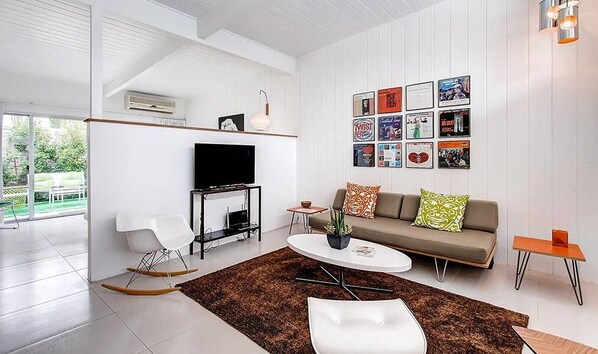 TV, stereo - #5 Studio (PSP ID#4045) 2-night minimum (Palm Springs)