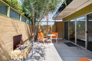 Outdoor dining - #1 Studio (PSP ID#4728) 2-night minimum (Palm Springs)