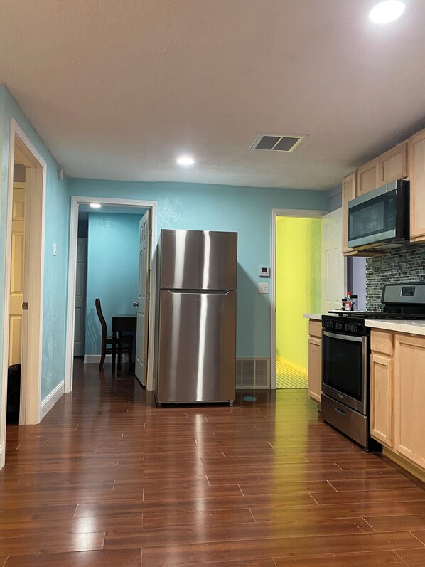 Fridge, microwave, oven, stovetop - Sweet Home VI close to downtown (Houston)