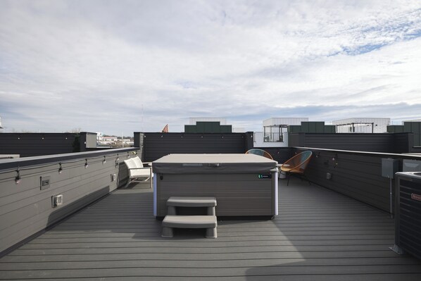 Outdoor spa tub - Luxury Nashville Townhome with Rooftop Hotub! Short Uber to Broadway! (Nashville)