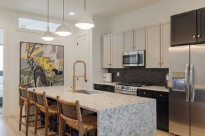 Private kitchen - Luxury Nashville Townhome with Rooftop Hotub! Short Uber to Broadway! (Nashville)