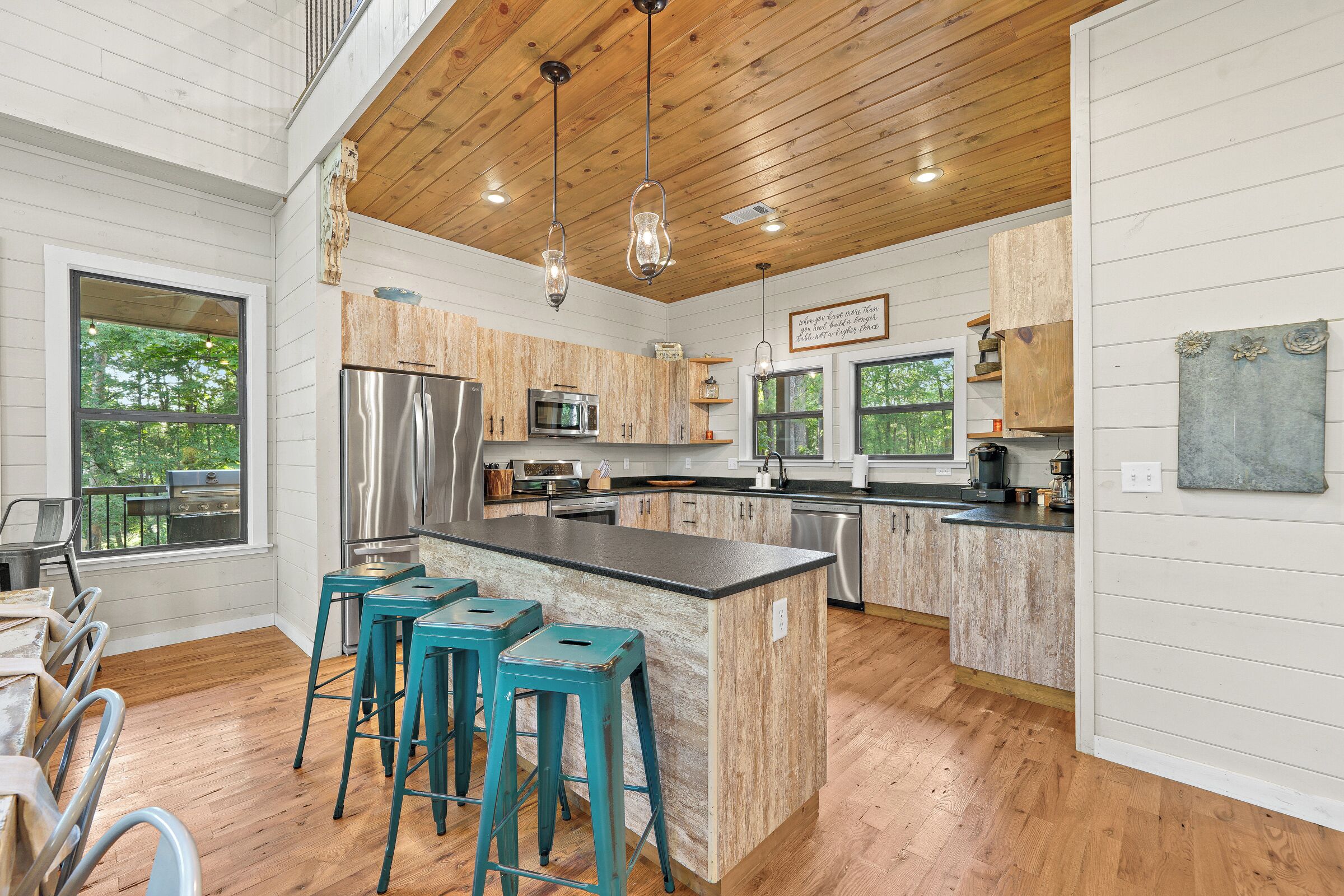 Køleskab, mikrobølgeovn, ovn, kogeplade