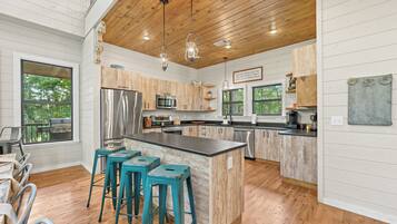 Køleskab, mikrobølgeovn, ovn, kogeplade