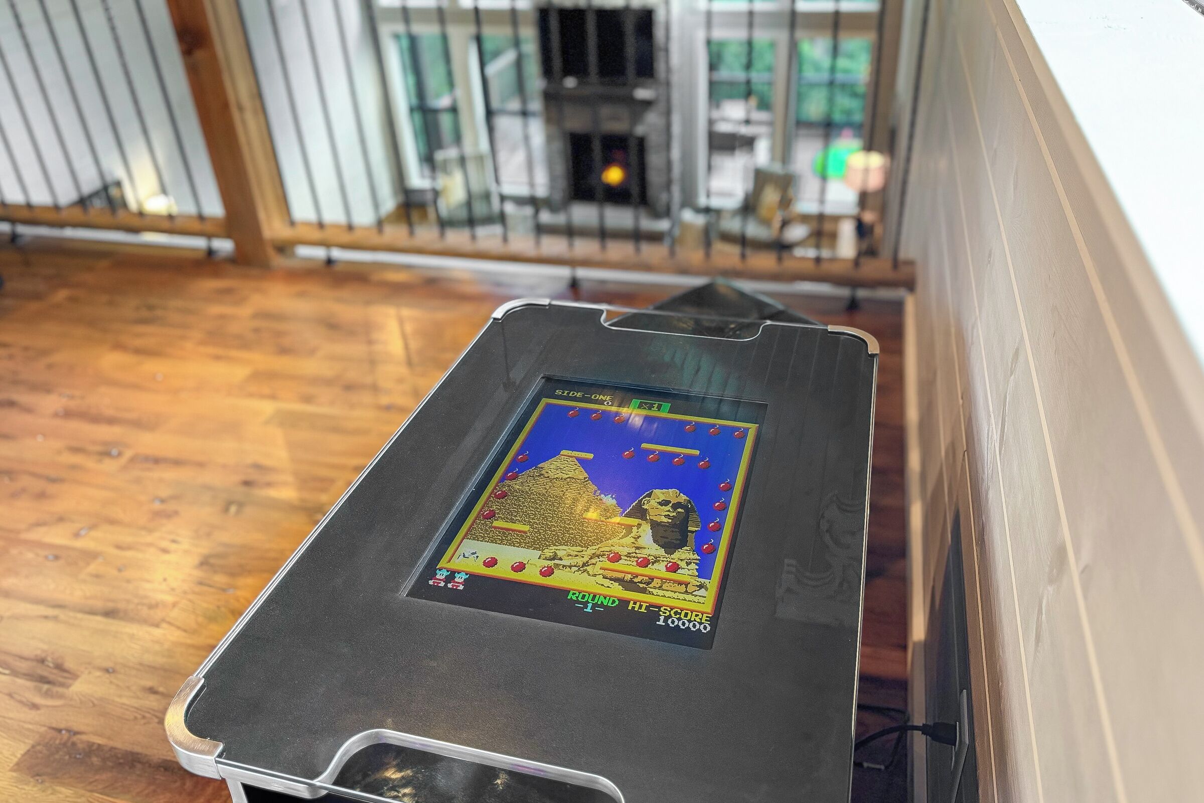 Una consola de videojuegos con una pantalla de juego que muestra una pirámide y una esfinge.