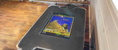 Una consola de videojuegos con una pantalla de juego que muestra una pirámide y una esfinge.