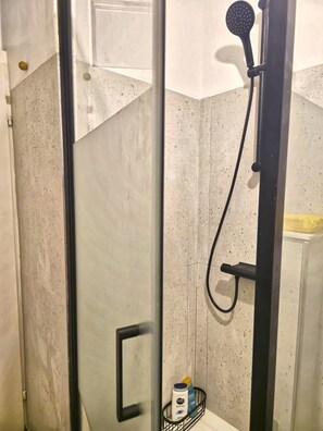 Apartment | Badezimmer | Dusche, Haartrockner, Handtücher