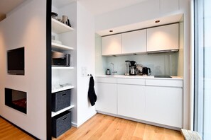 Kühlschrank, Mikrowelle, Herdplatte, Geschirrspüler