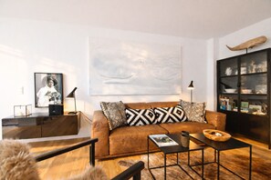 Televisie, een open haard en een stereo