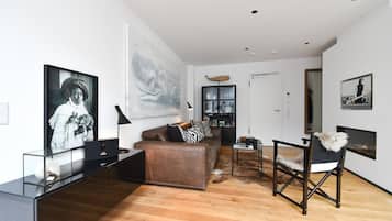 Fernseher, Kamin, Stereoanlage