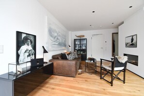 Fernseher, Kamin, Stereoanlage