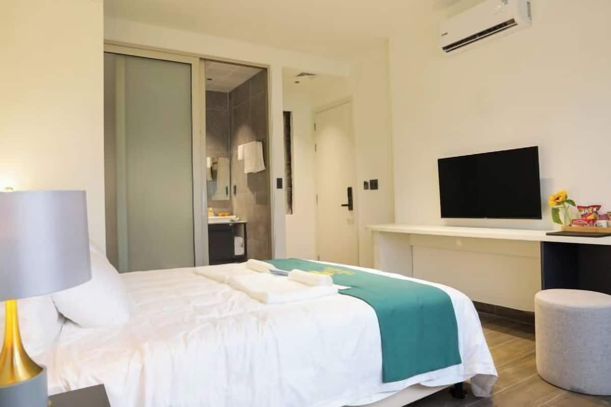 Minibar, laptop workspace, soundproofing, free WiFi