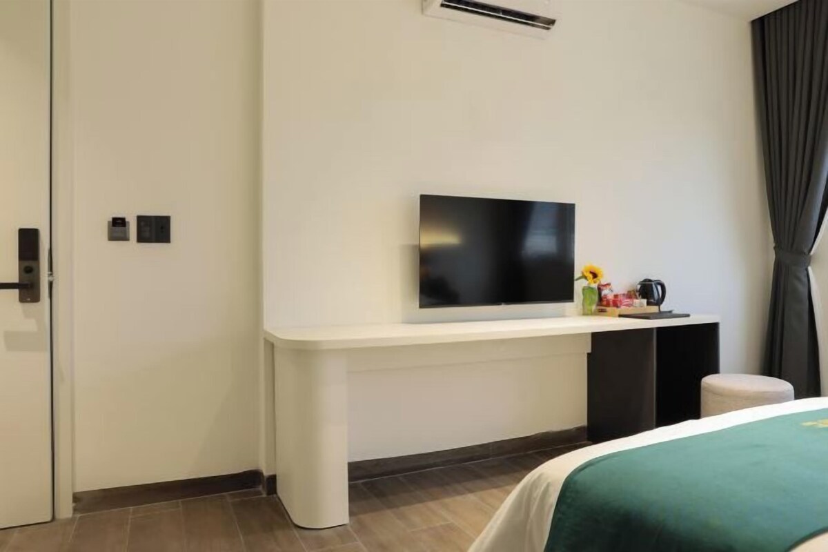 Minibar, laptop workspace, soundproofing, free WiFi