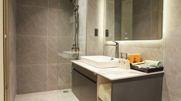 Superior Twin Room | Bathroom | Shower, hair dryer, towels, soap