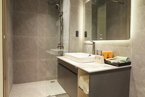 Superior Twin kamer | Badkamer | Een douche, een haardroger, handdoeken, zeep