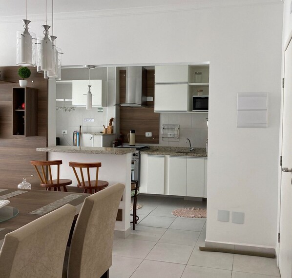 Kylskåp och mikrovågsugn