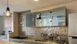 Geladeira, fogão, talheres/pratos/utensílios de cozinha