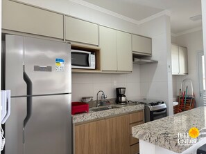 Fridge, microwave, oven, coffee/tea maker - Thel Ubatuba - Apto 25/C, Saint Barth - Praia Grande (Ubatuba)