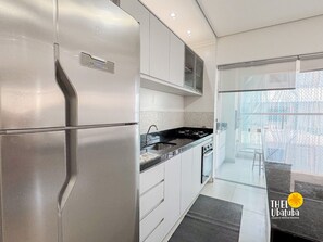 Refrigerador, microondas, horno, utensilios de cocina